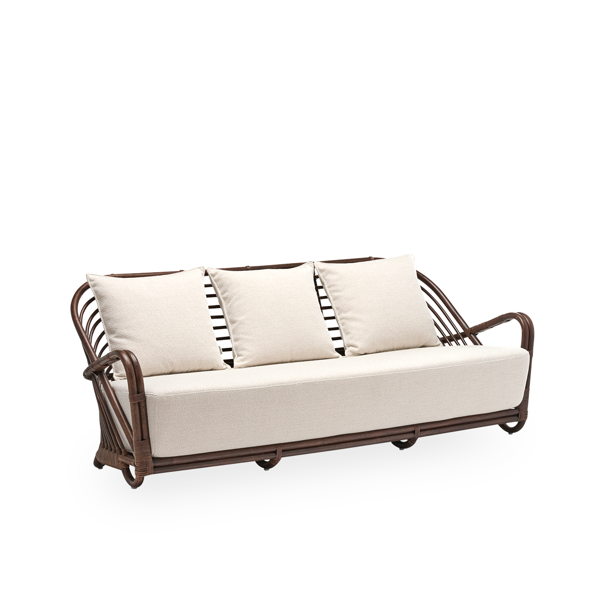 Seitenansicht des Charlottenborg 3-Sitzer-Sofas mit Sitz- und Rückenkissen, aus braunem Rattan. Ursprünglich 1936 von Arne Jacobsen entworfen; die geschwungene Rückenlehne geht fließend in die Armlehnen über. Handgefertigt aus Rattan.