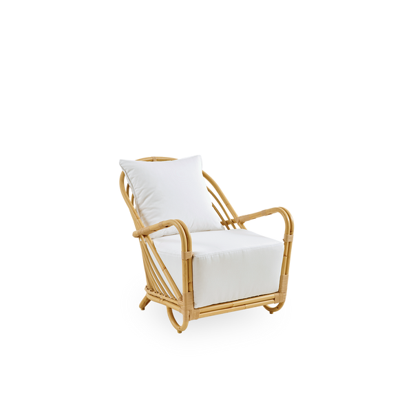 Seitenansicht des Charlottenborg Lounge-Stuhls im Rattan-Look, entworfen von Arne Jacobsen. Der Stuhl verfügt über eine gebogene Rückenlehne und in die Basis integrierte Armlehnen, handgefertigt mit Alu-Rattan-Rahmen und gewebten ArtFibre-Details.
