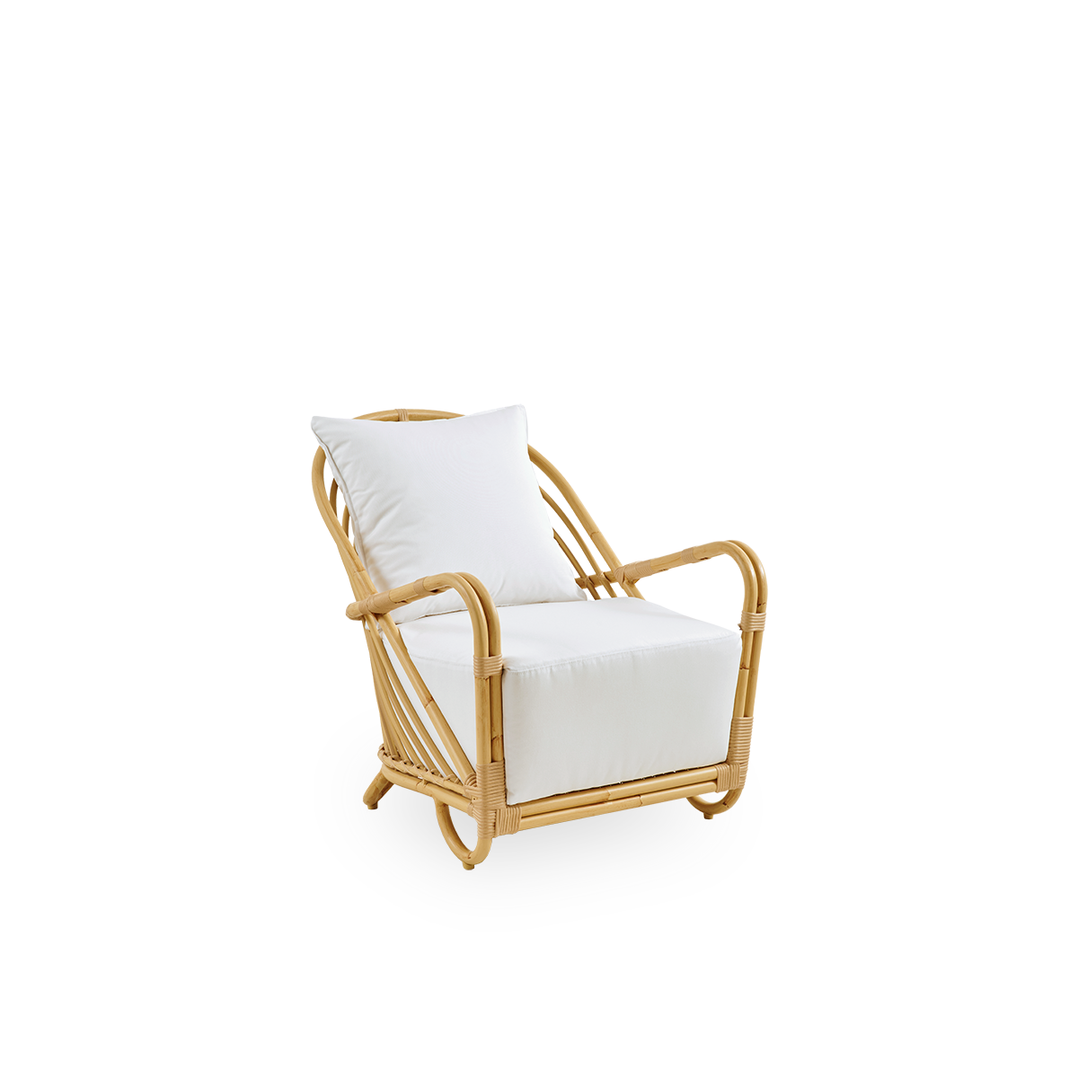 Seitenansicht des Charlottenborg Lounge-Stuhls im Rattan-Look, entworfen von Arne Jacobsen. Der Stuhl verfügt über eine gebogene Rückenlehne und in die Basis integrierte Armlehnen, handgefertigt mit Alu-Rattan-Rahmen und gewebten ArtFibre-Details.