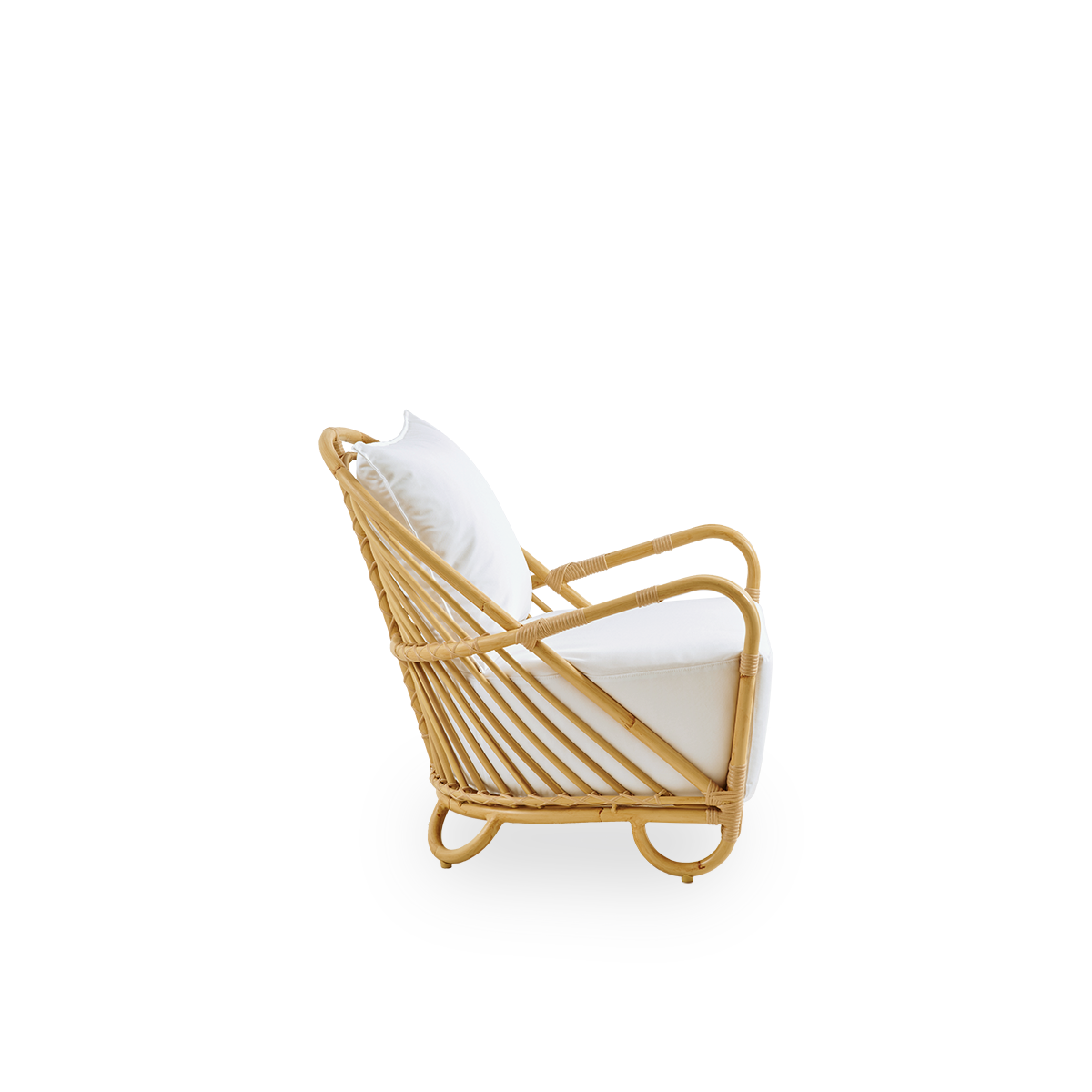 Einfache Seitenansicht des Charlottenborg Exterior Lounge-Stuhls in Rattanoptik, entworfen von Arne Jacobsen. Der Stuhl verfügt über eine geschwungene Rückenlehne und in das Gestell integrierte Armlehnen, handgefertigt mit einem Alu-Rattan-Rahmen und gefl