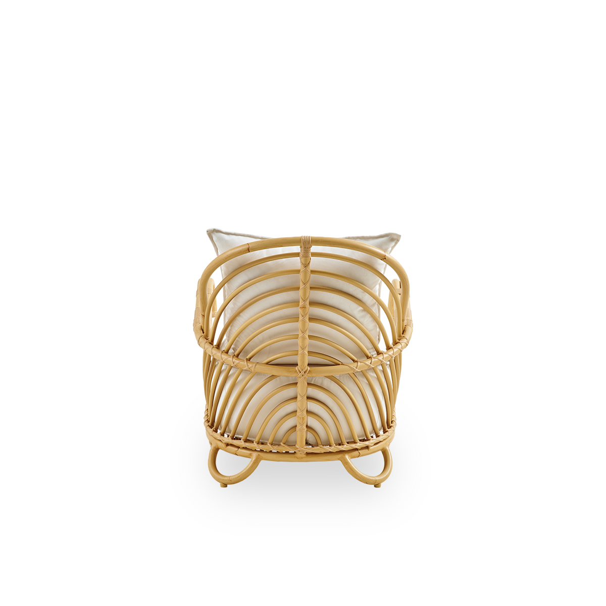 Seitenansicht des Charlottenborg Lounge-Stuhls im Rattan-Look, entworfen von Arne Jacobsen. Der Stuhl verfügt über eine gebogene Rückenlehne und in die Basis integrierte Armlehnen, handgefertigt mit Alu-Rattan-Rahmen und gewebten ArtFibre-Details.