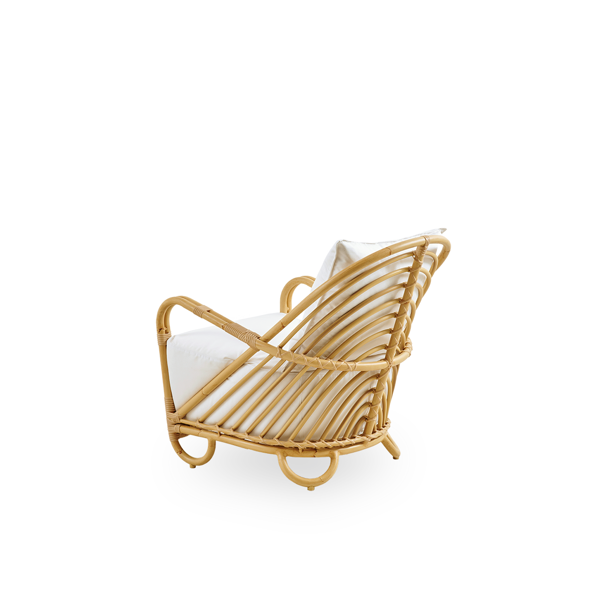 Rückansicht des Charlottenborg-Außen-Loungesessels in Rattanoptik, entworfen von Arne Jacobsen. Der Sessel verfügt über eine geschwungene Rückenlehne und Armlehnen, die in die Basis integriert sind, handgefertigt mit einem Alu-Rattan-Rahmen und geflochten