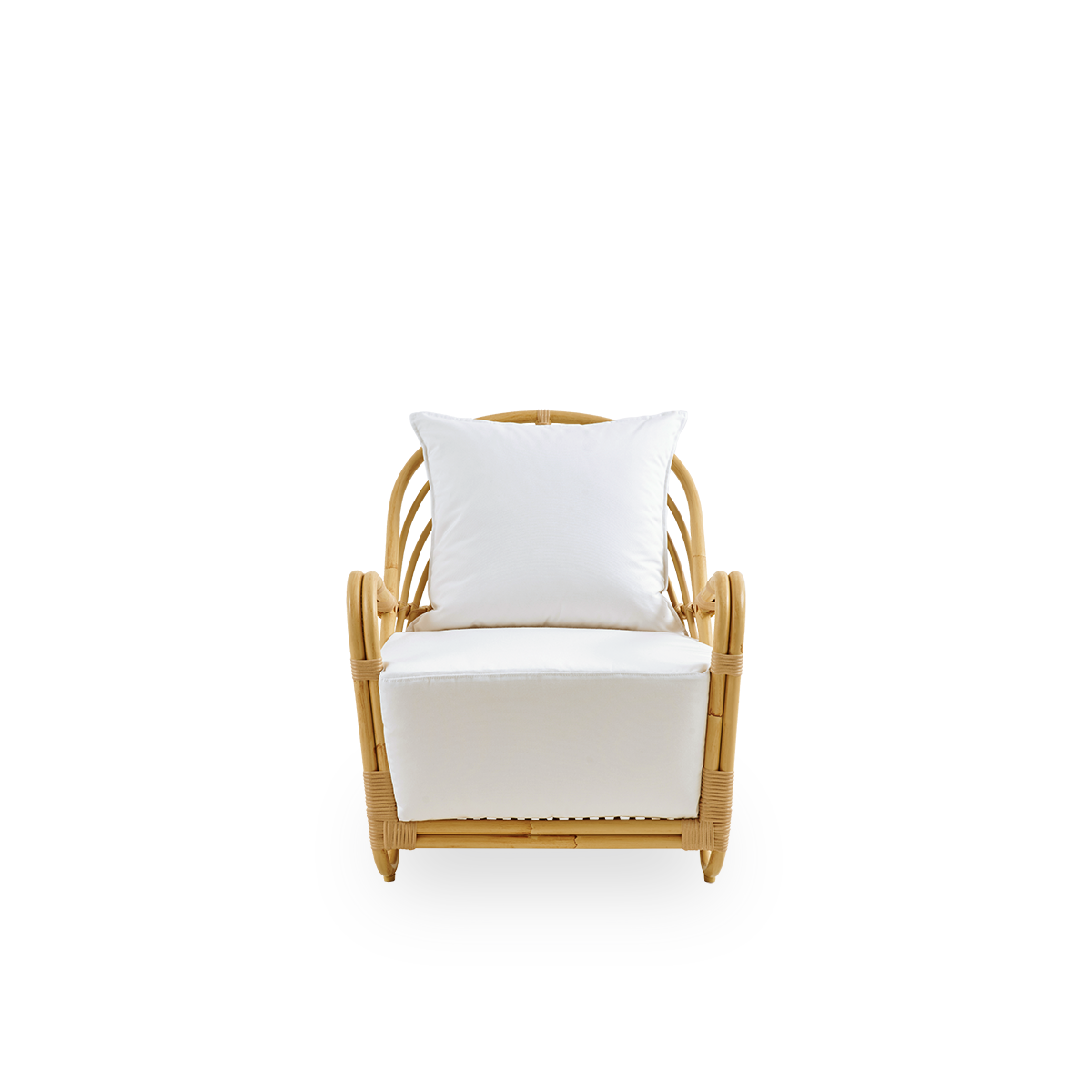 Vorderansicht des Charlottenborg Exterior Loungesessels in Rattan-Optik, entworfen von Arne Jacobsen. Der Stuhl verfügt über eine geschwungene Rückenlehne und Armlehnen, die in die Basis integriert sind, handgefertigt mit einem Alu-Rattan-Rahmen und geflo