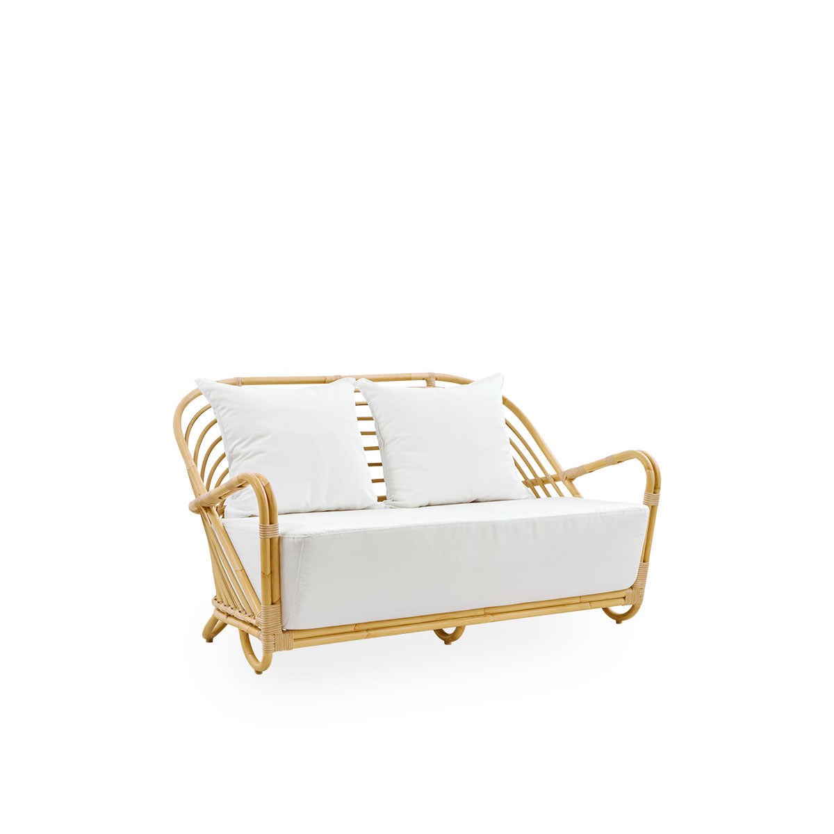 Seitenansicht des Charlottenborg 2-Sitzer-Outdoor-Sofas im Rattan-Look, entworfen von Arne Jacobsen. Das Sofa verfügt über eine gebogene Rückenlehne und in die Basis integrierte Armlehnen, handgefertigt mit Alu-Rattan-Rahmen und gewebten ArtFibre-Details.