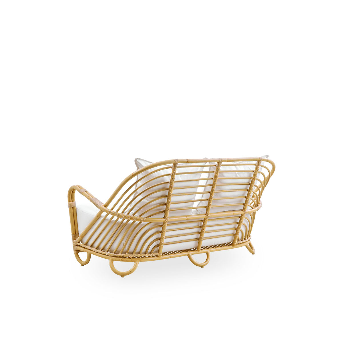 Rückansicht des Charlottenborg-Außen-Zweisitzersofas in Rattanoptik, entworfen von Arne Jacobsen. Das Sofa verfügt über eine geschwungene Rückenlehne und Armlehnen, die in die Basis integriert sind, handgefertigt mit einem Alu-Rattan-Rahmen und geflochten