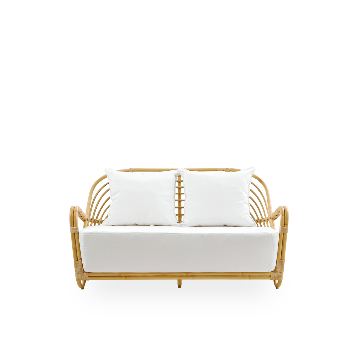 Vorderansicht des Charlottenborg Exterior 2-Sitzer-Sofas in Rattan-Optik, entworfen von Arne Jacobsen. Das Sofa verfügt über eine geschwungene Rückenlehne und Armlehnen, die in die Basis integriert sind, handgefertigt mit einem Alu-Rattan-Rahmen und geflo