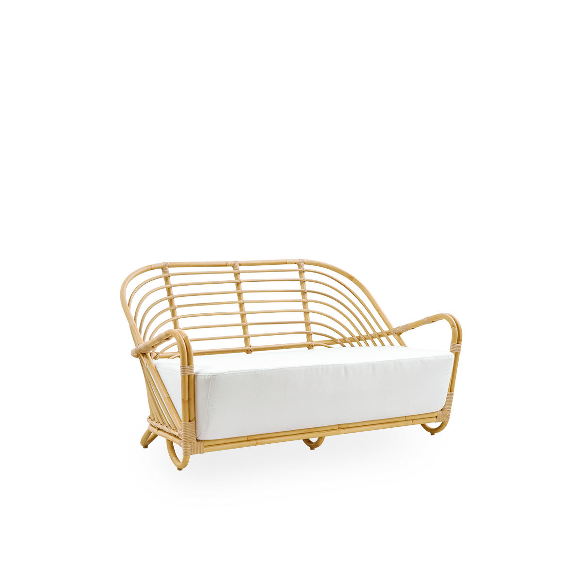 Seitenansicht des Charlottenborg 2-Sitzer-Outdoor-Sofas im Rattan-Look, entworfen von Arne Jacobsen. Das Sofa verfügt über eine gebogene Rückenlehne und in die Basis integrierte Armlehnen, handgefertigt mit Alu-Rattan-Rahmen und gewebten ArtFibre-Details.