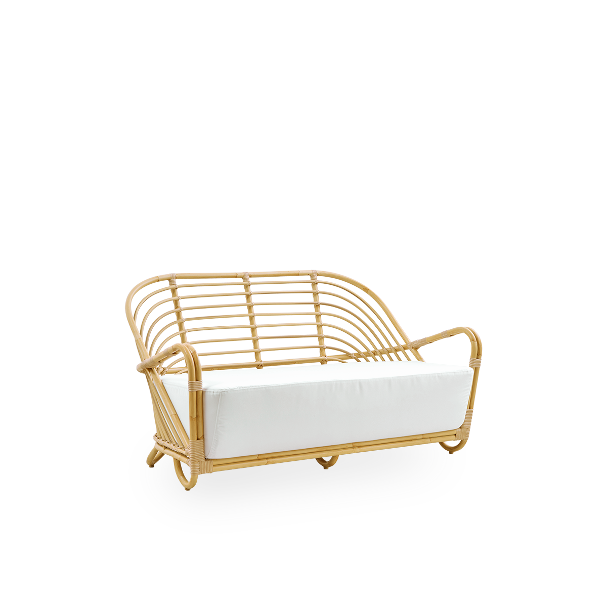 Seitenansicht des Charlottenborg 2-Sitzer-Outdoor-Sofas im Rattan-Look, entworfen von Arne Jacobsen. Das Sofa verfügt über eine gebogene Rückenlehne und in die Basis integrierte Armlehnen, handgefertigt mit Alu-Rattan-Rahmen und gewebten ArtFibre-Details.