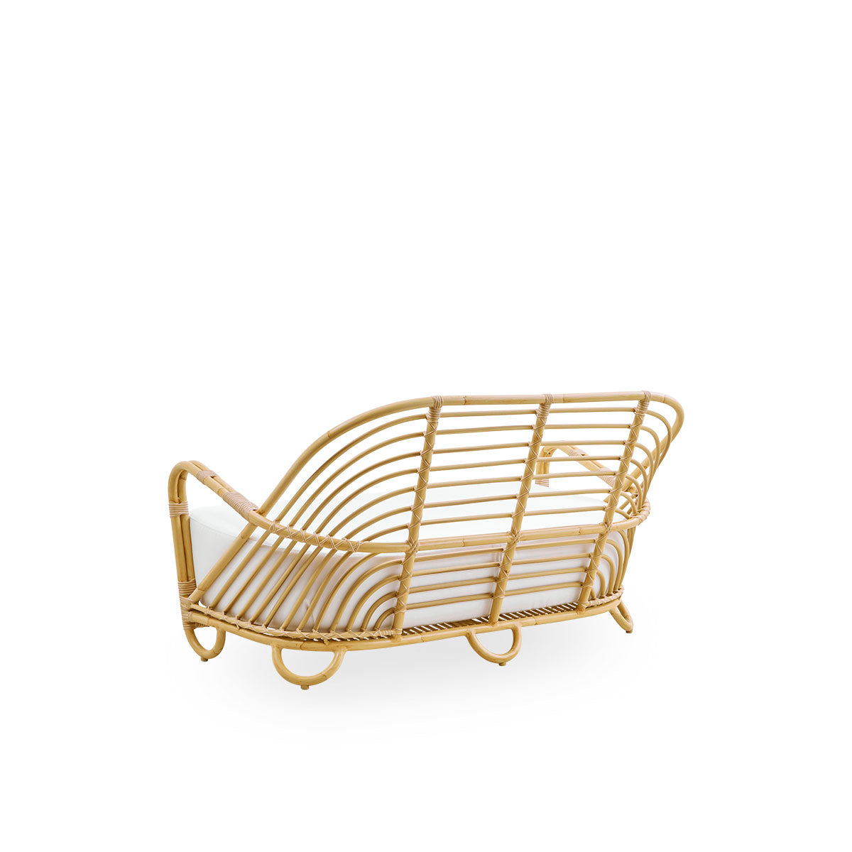 Rückansicht des Charlottenborg-Außen-Zweisitzersofas in Rattanoptik, entworfen von Arne Jacobsen. Das Sofa verfügt über eine geschwungene Rückenlehne und Armlehnen, die in die Basis integriert sind, handgefertigt mit einem Alu-Rattan-Rahmen und geflochten