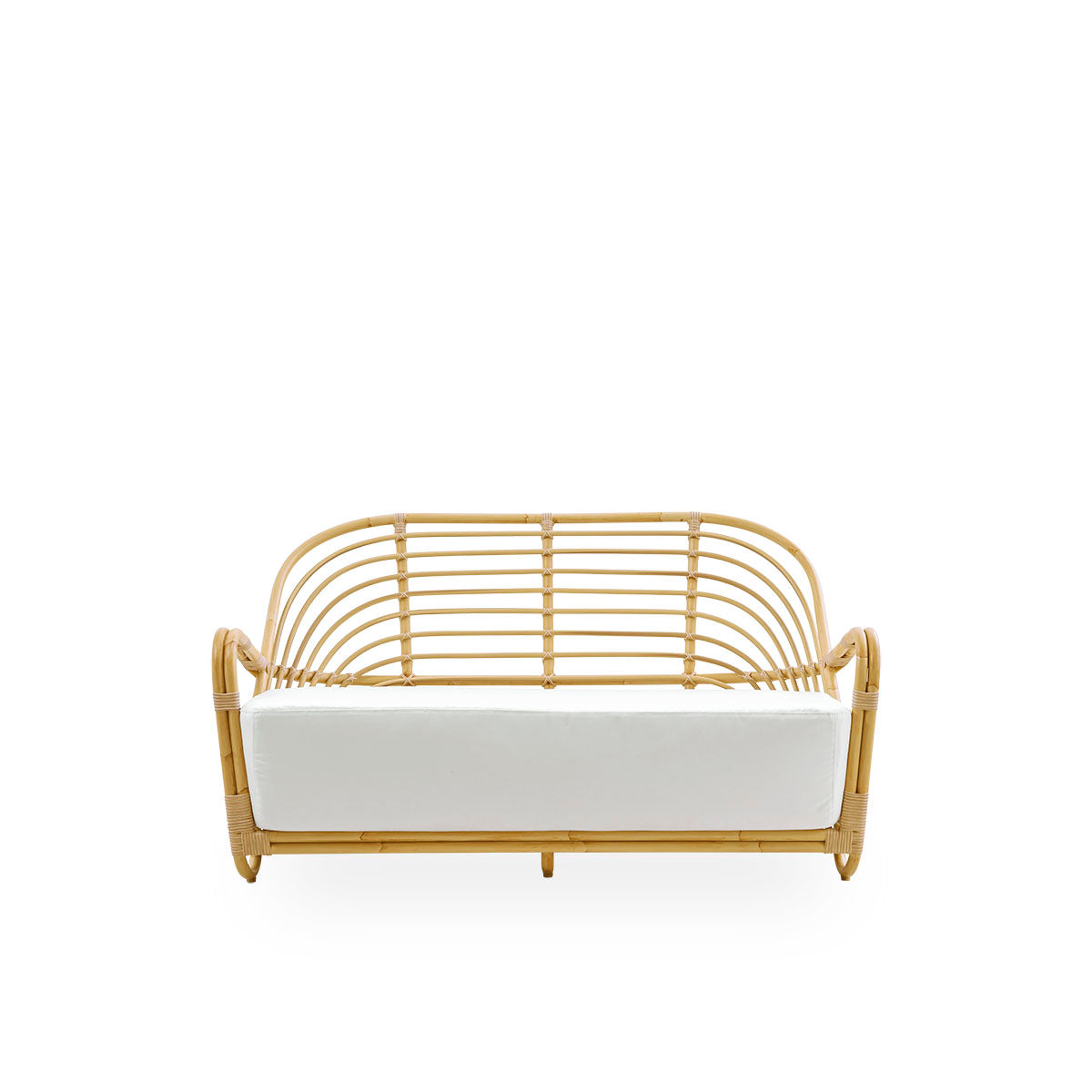 Vorderansicht des Charlottenborg Exterior 2-Sitzer-Sofas in Rattan-Optik, entworfen von Arne Jacobsen. Das Sofa verfügt über eine geschwungene Rückenlehne und Armlehnen, die in die Basis integriert sind, handgefertigt mit einem Alu-Rattan-Rahmen und geflo