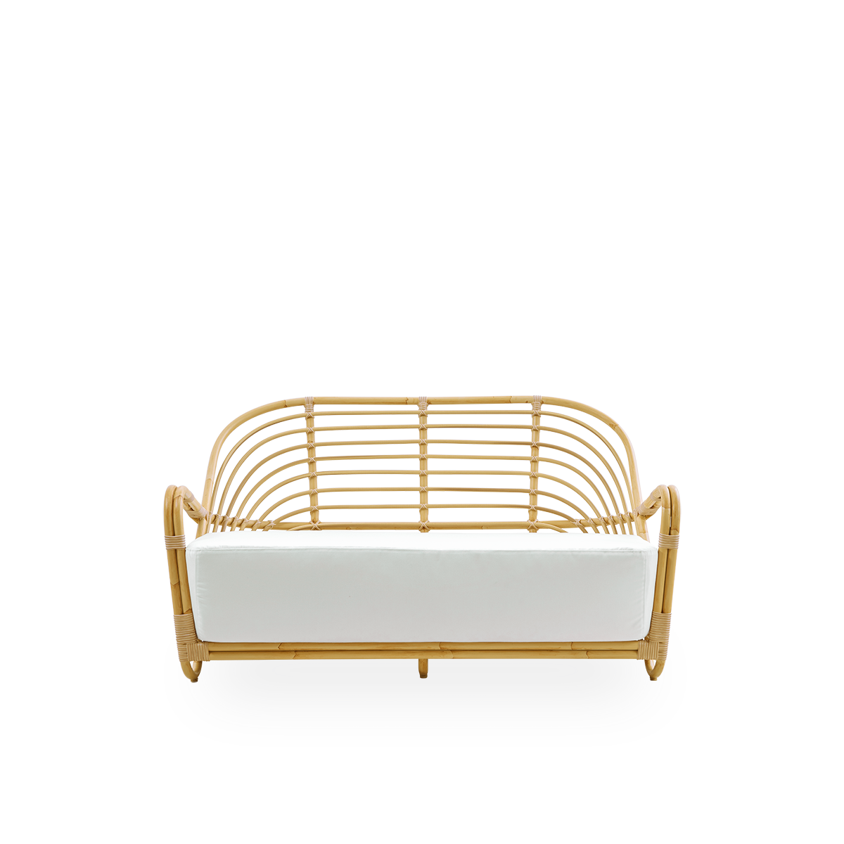 Vorderansicht des Charlottenborg Exterior 2-Sitzer-Sofas in Rattan-Optik, entworfen von Arne Jacobsen. Das Sofa verfügt über eine geschwungene Rückenlehne und Armlehnen, die in die Basis integriert sind, handgefertigt mit einem Alu-Rattan-Rahmen und geflo