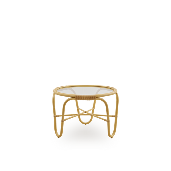 Seitenansicht des Charlottenborg Couchtisches im Rattan-Look, entworfen von Arne Jacobsen, ein runder Couchtisch mit integriertem Glasdeckel, handgefertigt mit Alu-Rattan-Rahmen und gewebten ArtFibre-Details.