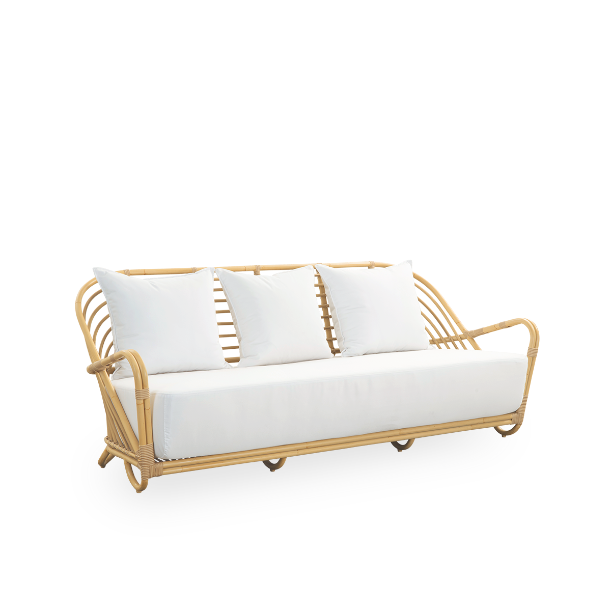 Seitenansicht des Charlottenborg 3-Sitzer-Outdoor-Sofas im Rattan-Look, entworfen von Arne Jacobsen. Das Sofa verfügt über eine gebogene Rückenlehne und in die Basis integrierte Armlehnen, handgefertigt mit Alu-Rattan-Rahmen und gewebten ArtFibre-Details.