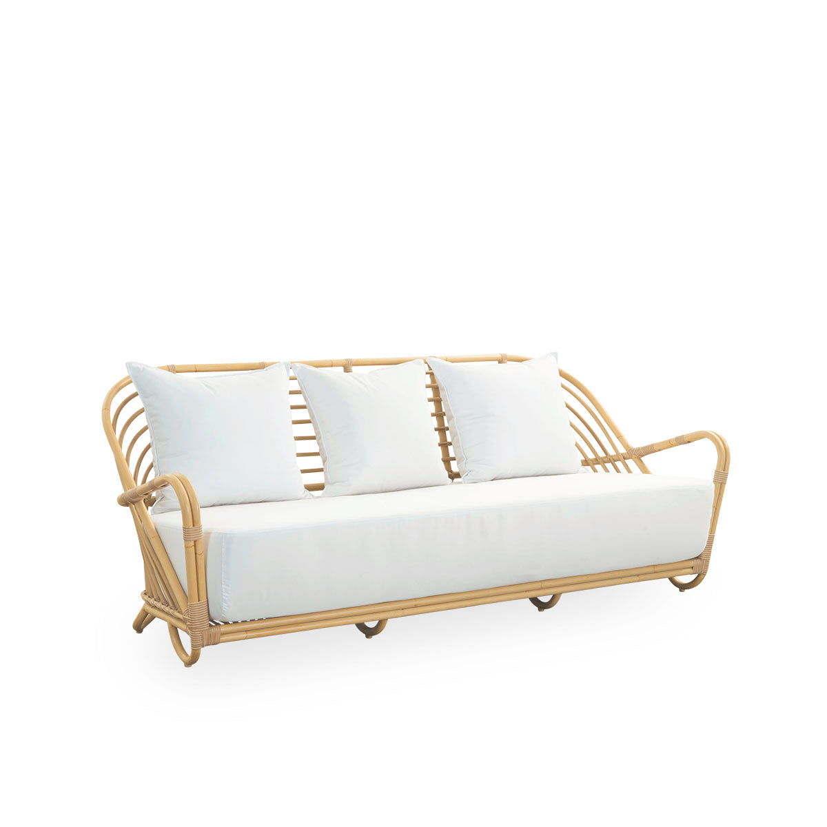 Seitenansicht des Charlottenborg 3-Sitzer-Outdoor-Sofas im Rattan-Look, entworfen von Arne Jacobsen. Das Sofa verfügt über eine gebogene Rückenlehne und in die Basis integrierte Armlehnen, handgefertigt mit Alu-Rattan-Rahmen und gewebten ArtFibre-Details.