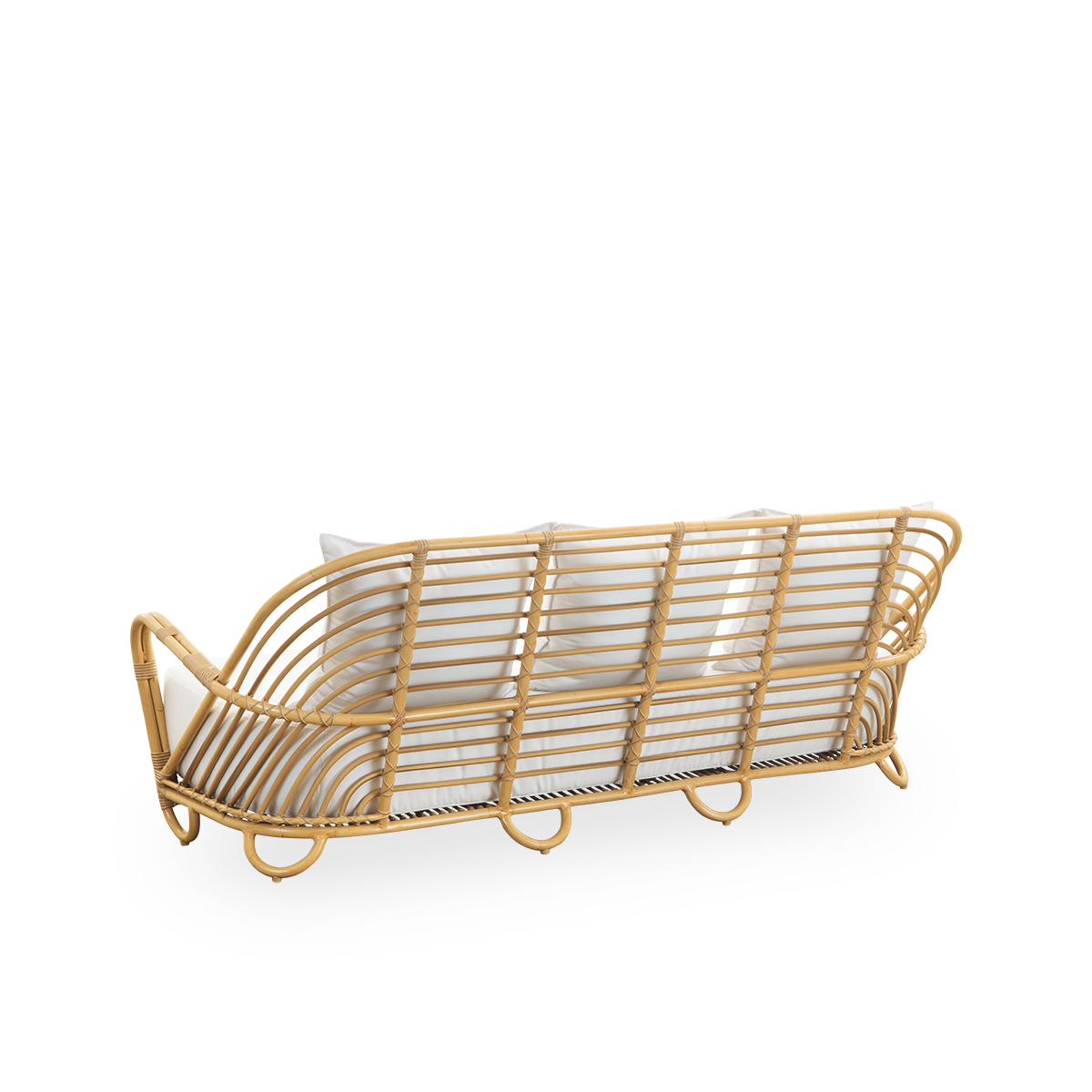 Rückseiten-Seitenansicht des Charlottenborg Exterior 3-Sitzer Sofas in Rattanoptik, entworfen von Arne Jacobsen. Das Sofa verfügt über eine geschwungene Rückenlehne und integrierte Armlehnen, handgefertigt mit einem Alu-Rattan-Rahmen und geflochtenen ArtF