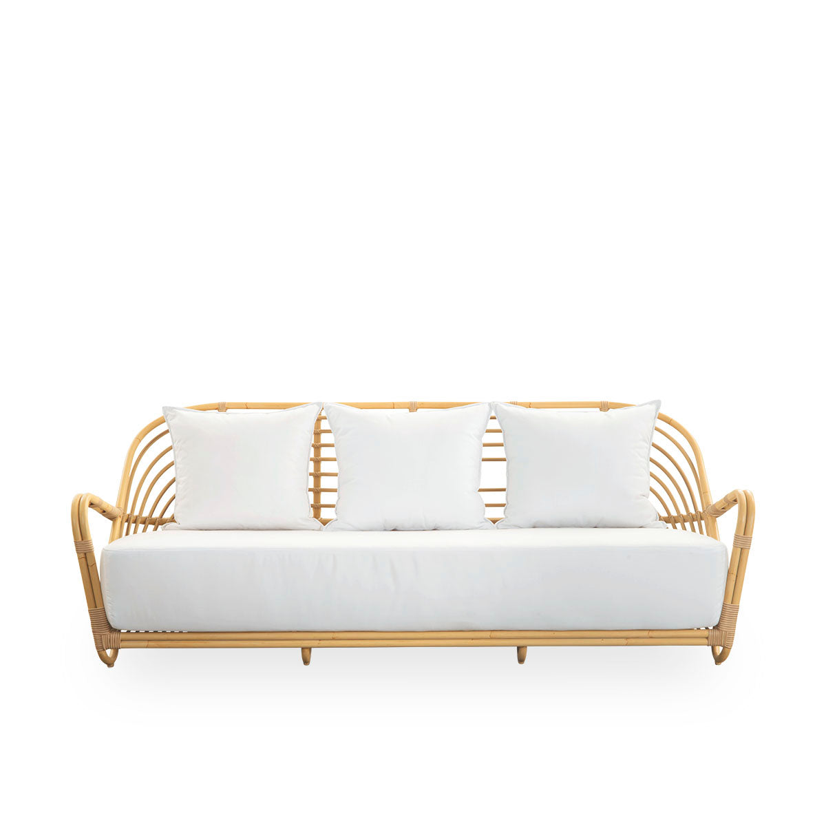 Vorderansicht des Charlottenborg Exterior 3-Sitzer-Sofas in Rattan-Optik, entworfen von Arne Jacobsen. Das Sofa verfügt über eine geschwungene Rückenlehne und Armlehnen, die in die Basis integriert sind, handgefertigt mit einem Alu-Rattan-Rahmen und geflo