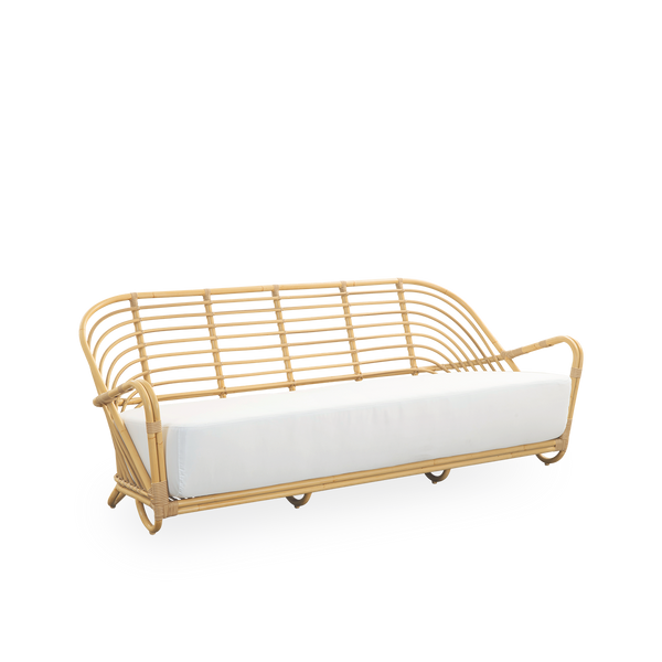 Seitenansicht des Charlottenborg 3-Sitzer-Outdoor-Sofas im Rattan-Look, entworfen von Arne Jacobsen. Das Sofa verfügt über eine gebogene Rückenlehne und in die Basis integrierte Armlehnen, handgefertigt mit Alu-Rattan-Rahmen und gewebten ArtFibre-Details.
