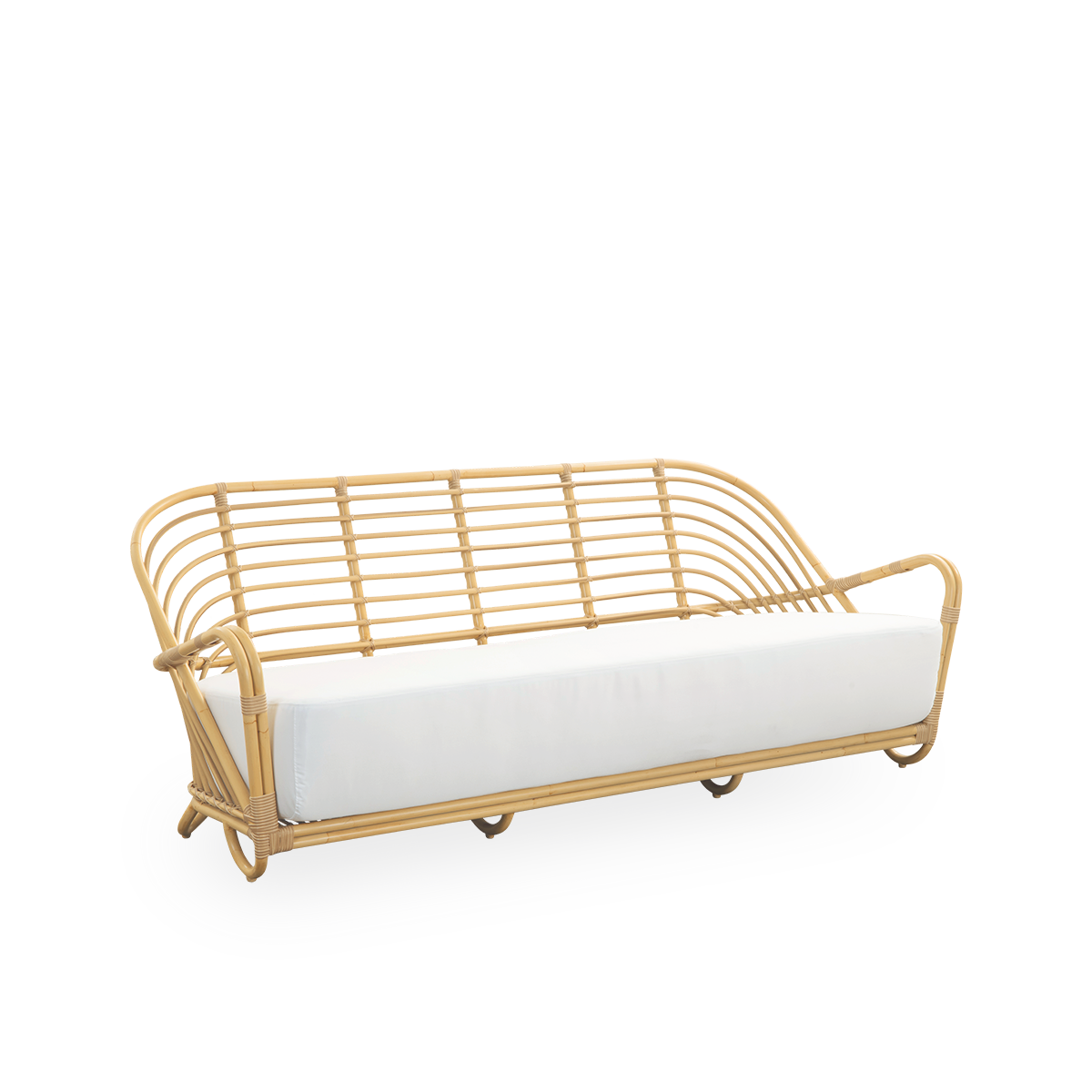 Seitenansicht des Charlottenborg 3-Sitzer-Outdoor-Sofas im Rattan-Look, entworfen von Arne Jacobsen. Das Sofa verfügt über eine gebogene Rückenlehne und in die Basis integrierte Armlehnen, handgefertigt mit Alu-Rattan-Rahmen und gewebten ArtFibre-Details.
