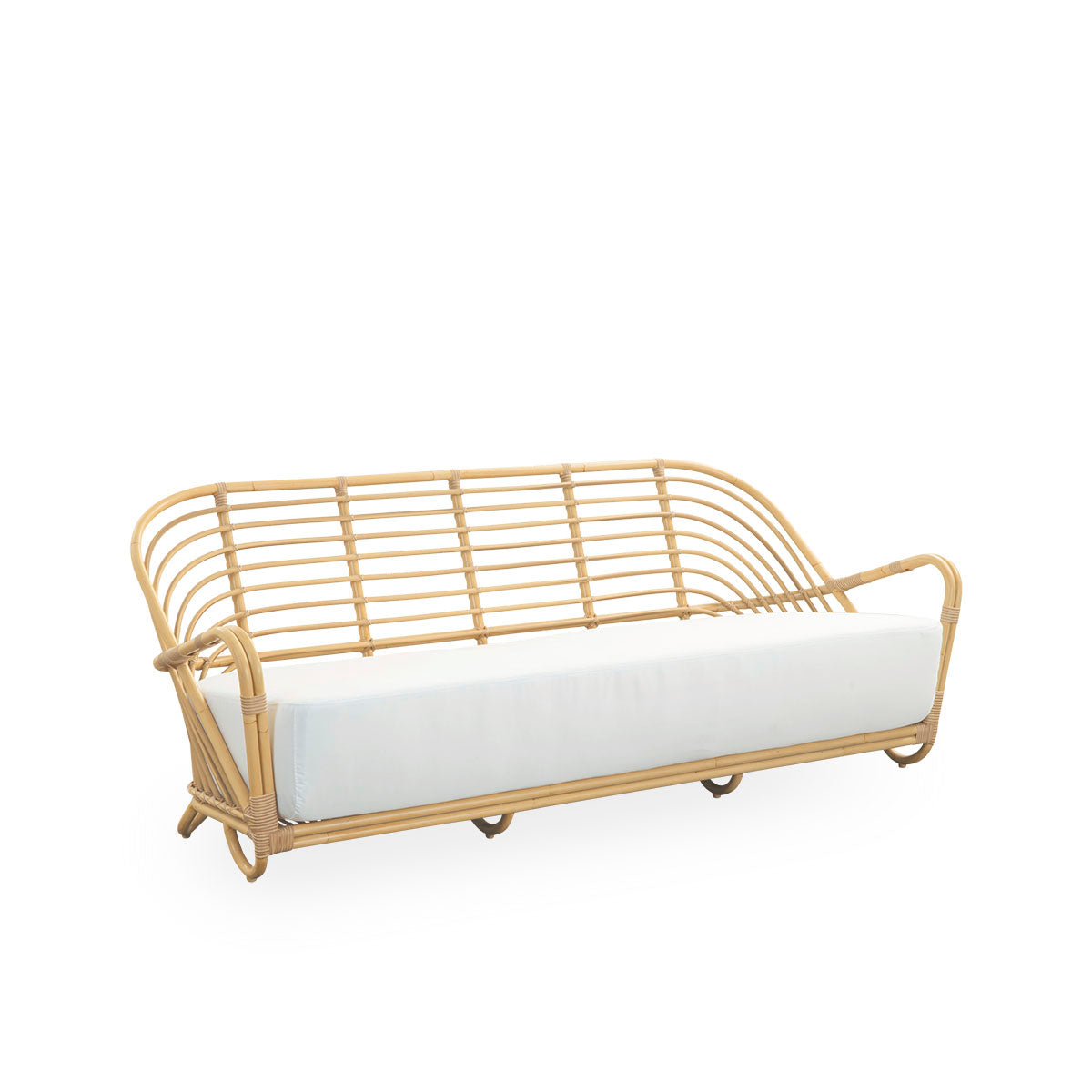 Seitenansicht des Charlottenborg 3-Sitzer-Outdoor-Sofas im Rattan-Look, entworfen von Arne Jacobsen. Das Sofa verfügt über eine gebogene Rückenlehne und in die Basis integrierte Armlehnen, handgefertigt mit Alu-Rattan-Rahmen und gewebten ArtFibre-Details.