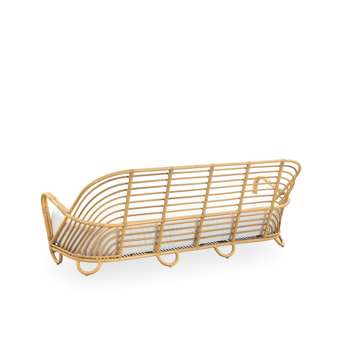 Rückseiten-Seitenansicht des Charlottenborg Exterior 3-Sitzer Sofas in Rattanoptik, entworfen von Arne Jacobsen. Das Sofa verfügt über eine geschwungene Rückenlehne und integrierte Armlehnen, handgefertigt mit einem Alu-Rattan-Rahmen und geflochtenen ArtF