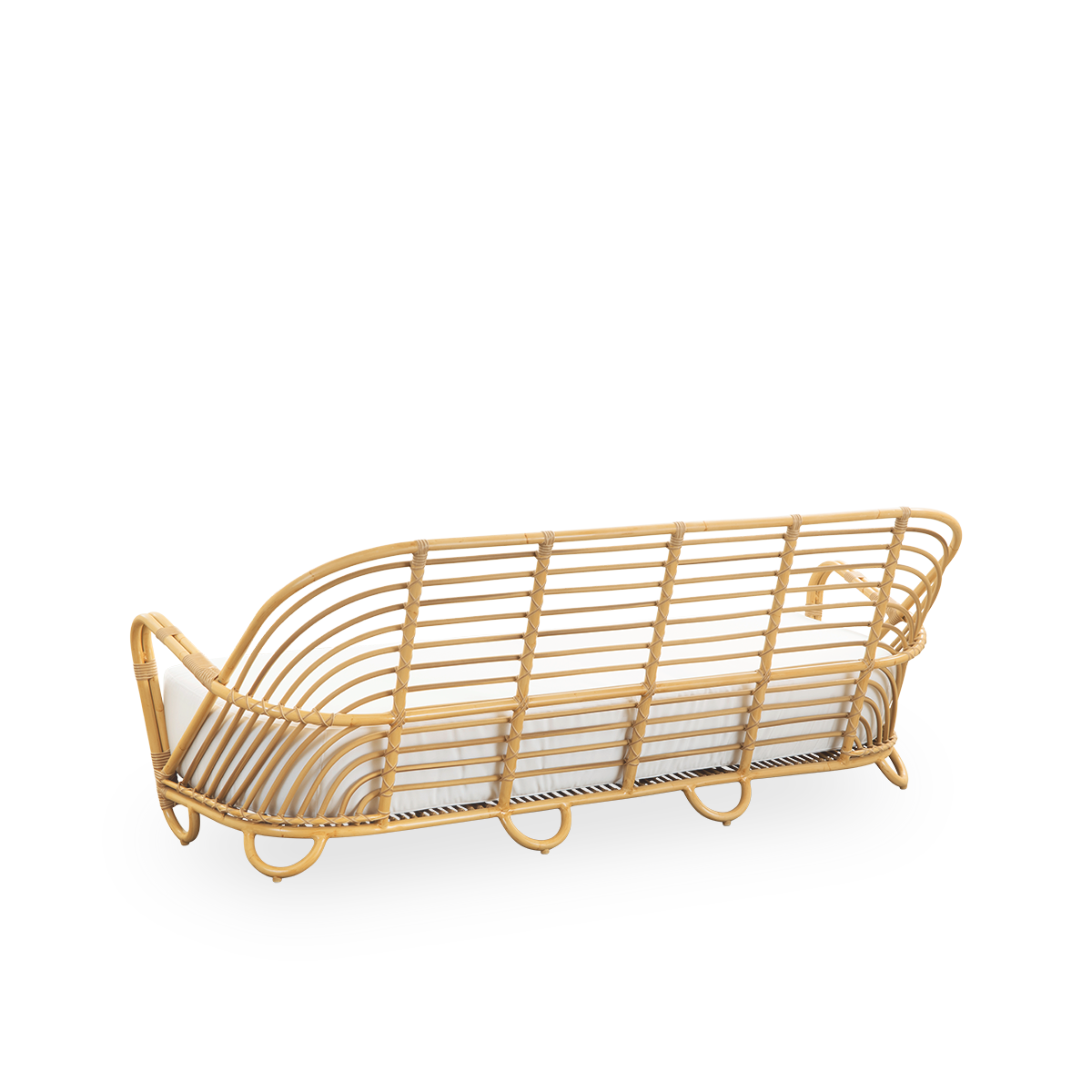 Rückseiten-Seitenansicht des Charlottenborg Exterior 3-Sitzer Sofas in Rattanoptik, entworfen von Arne Jacobsen. Das Sofa verfügt über eine geschwungene Rückenlehne und integrierte Armlehnen, handgefertigt mit einem Alu-Rattan-Rahmen und geflochtenen ArtF