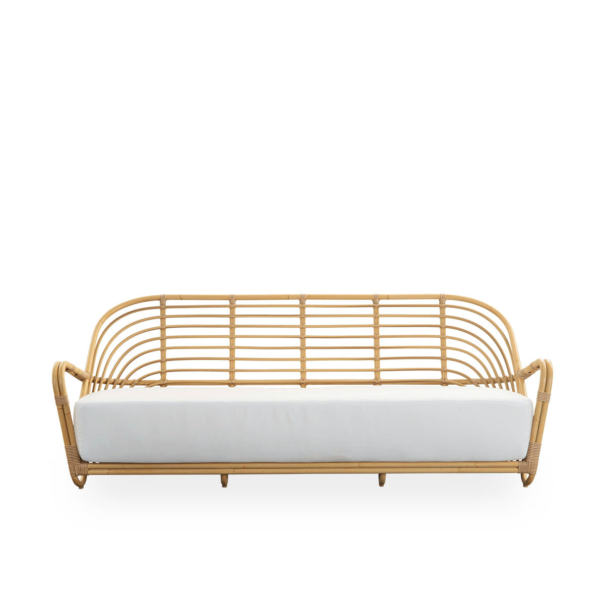 Vorderansicht des Charlottenborg Exterior 3-Sitzer-Sofas in Rattan-Optik, entworfen von Arne Jacobsen. Das Sofa verfügt über eine geschwungene Rückenlehne und Armlehnen, die in die Basis integriert sind, handgefertigt mit einem Alu-Rattan-Rahmen und geflo