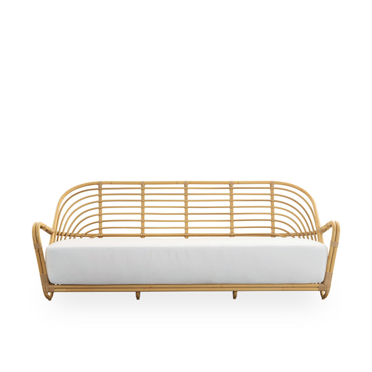 Vorderansicht des Charlottenborg Exterior 3-Sitzer-Sofas in Rattan-Optik, entworfen von Arne Jacobsen. Das Sofa verfügt über eine geschwungene Rückenlehne und Armlehnen, die in die Basis integriert sind, handgefertigt mit einem Alu-Rattan-Rahmen und geflo
