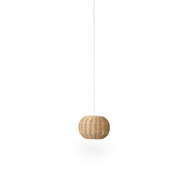 Tangelo Rattan-Lampenschirm, entworfen von Darcy Clarke, Größe Extra Small, Ø24 cm. Handgefertigt aus Rattan mit innerem Stahlrahmen für gutes Gewicht und Stabilität.