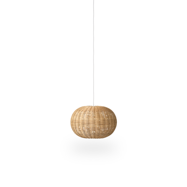 Tangelo Rattan-Lampenschirm, entworfen von Darcy Clarke, Größe Small, Ø37 cm. Handgefertigt aus Rattan mit innerem Stahlrahmen für gutes Gewicht und Stabilität.