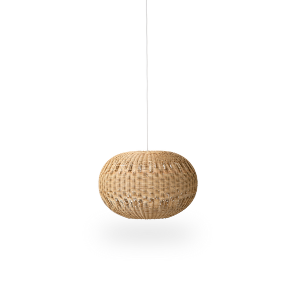 Tangelo Rattan-Lampenschirm, entworfen von Darcy Clarke, Größe Medium, Ø49 cm. Handgefertigt aus Rattan mit innerem Stahlrahmen für gutes Gewicht und Stabilität.