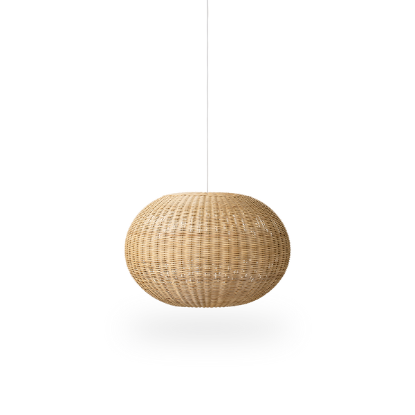 Tangelo Rattan-Lampenschirm, entworfen von Darcy Clarke, Größe Large, Ø62 cm. Handgefertigt aus Rattan mit innerem Stahlrahmen für gutes Gewicht und Stabilität.