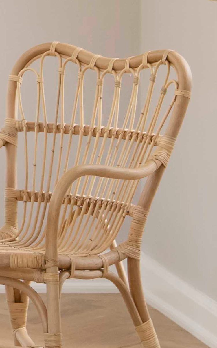 Dies ist ein Nahaufnahmebild von Margret Esszimmerstuhl in natural rattan. Die handgewebte offene Rückenlehne und der geschwungene Rahmen betonen die Handwerkskunst.