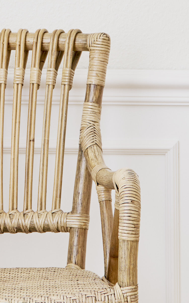 Dies ist ein Nahaufnahmebild von Blues Barstuhl in antique Rattan.