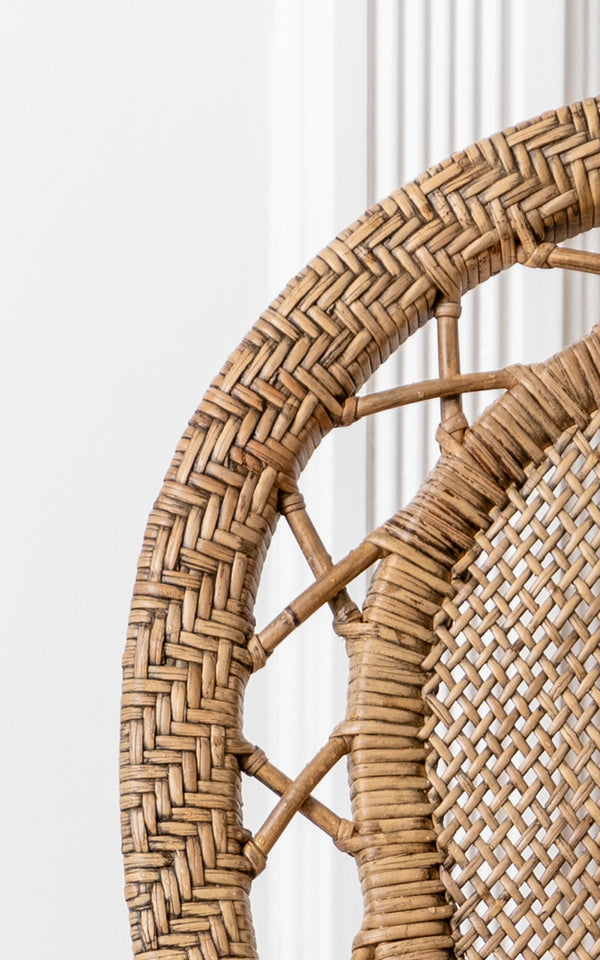 Dies ist ein Nahaufnahmebild von Romantica Esszimmerstuhl in antique rattan. Der Fischgrat-Webrand und der dekorative gekreuzte Rattanrahmen sind gezeigt.