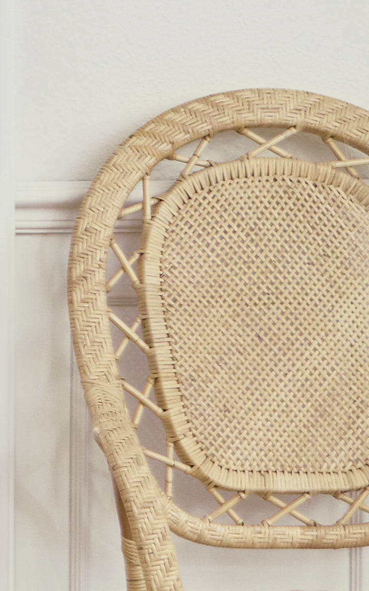 Dies ist ein Nahaufnahmebild von Romantica Esszimmerstuhl in natural rattan. Die runde Rückenlehne zeigt einen Fischgrat-Webrand und ein Rohrgeflecht-Zentrum.
