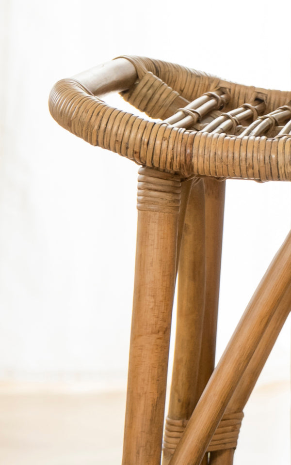 Dies ist ein Nahaufnahmebild von Salsa Barhocker in antique rattan. Detail des dreibeinigen Rattangestells und der umwickelten runden Sitzkante.