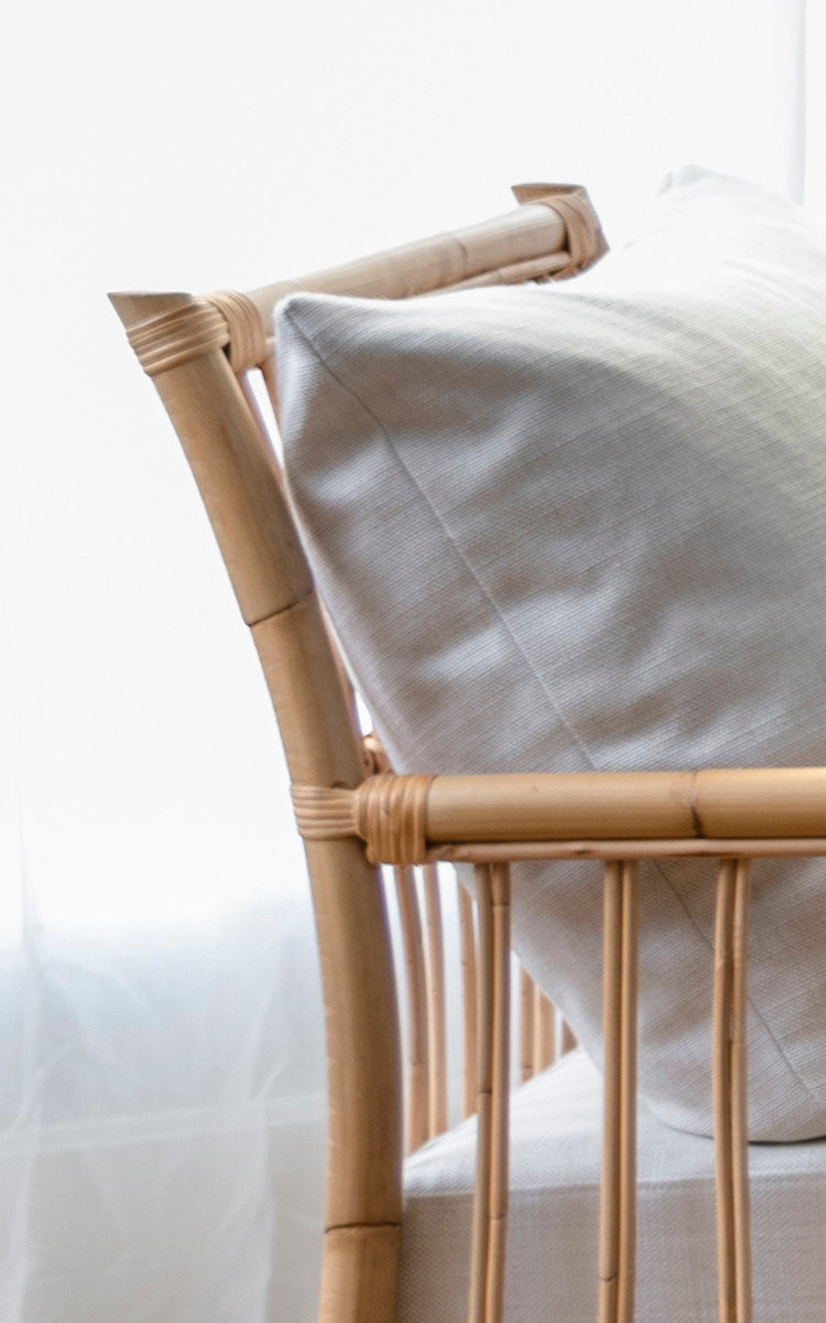 Dies ist ein Nahaufnahmebild von Caroline Lounge-Sessel in natural rattan.