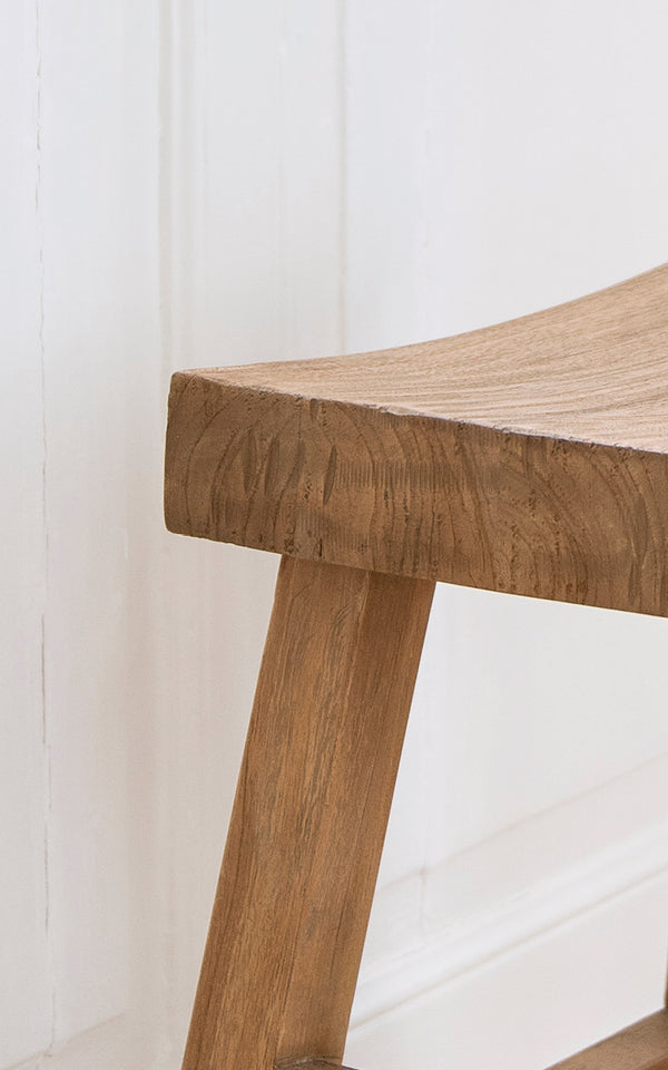 Dies ist ein Nahaufnahmebild von Charles Hocker in teak indoor.