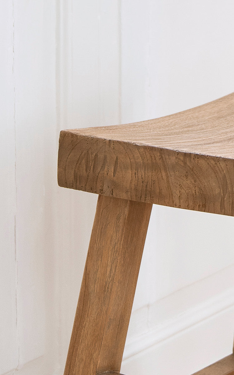 Dies ist ein Nahaufnahmebild von Charles Hocker in teak indoor.