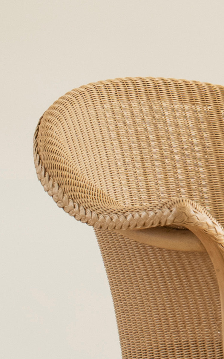 Dies ist ein Nahaufnahmebild von Classic Esszimmerstuhl in natural Loom Rattan Frame.