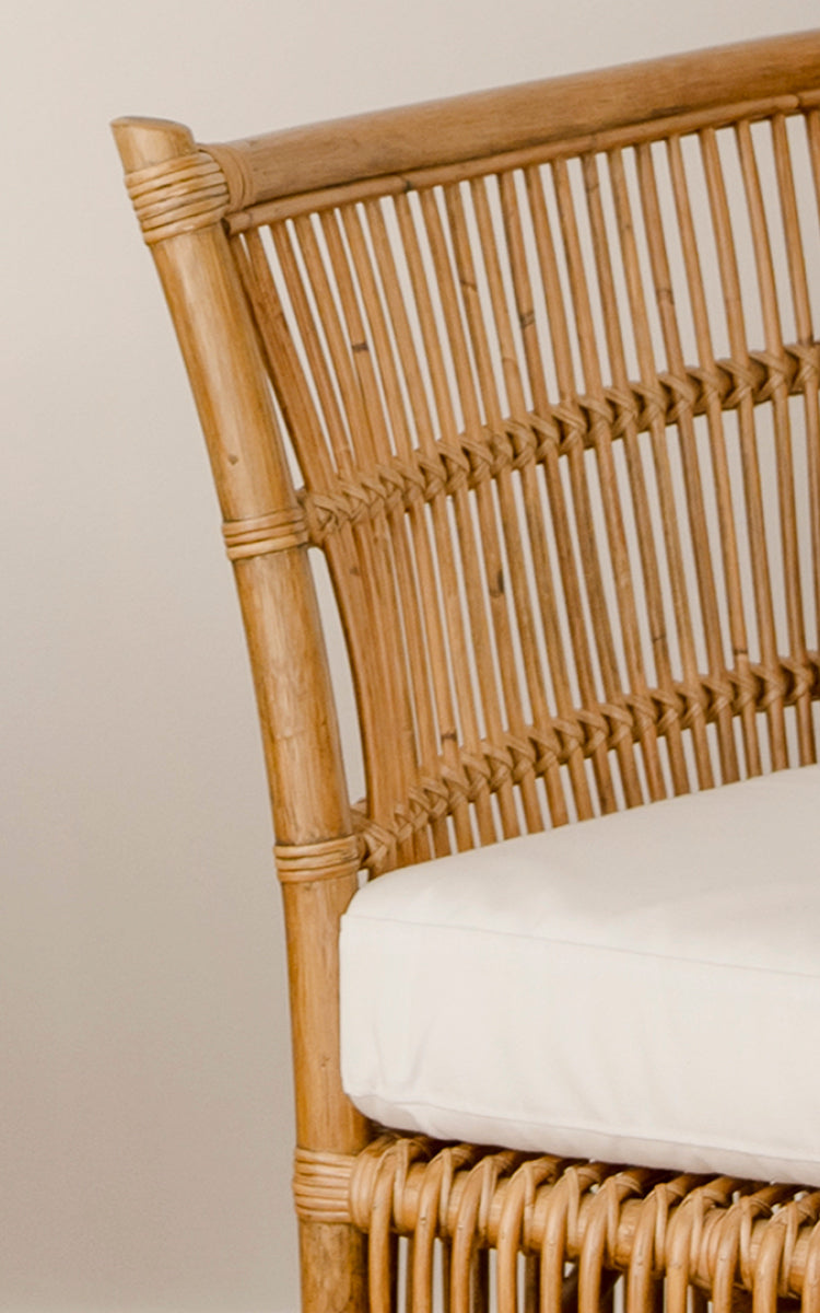 Dies ist ein Nahaufnahmebild von Donatello 2-Sitzer-Sofa in antique rattan.