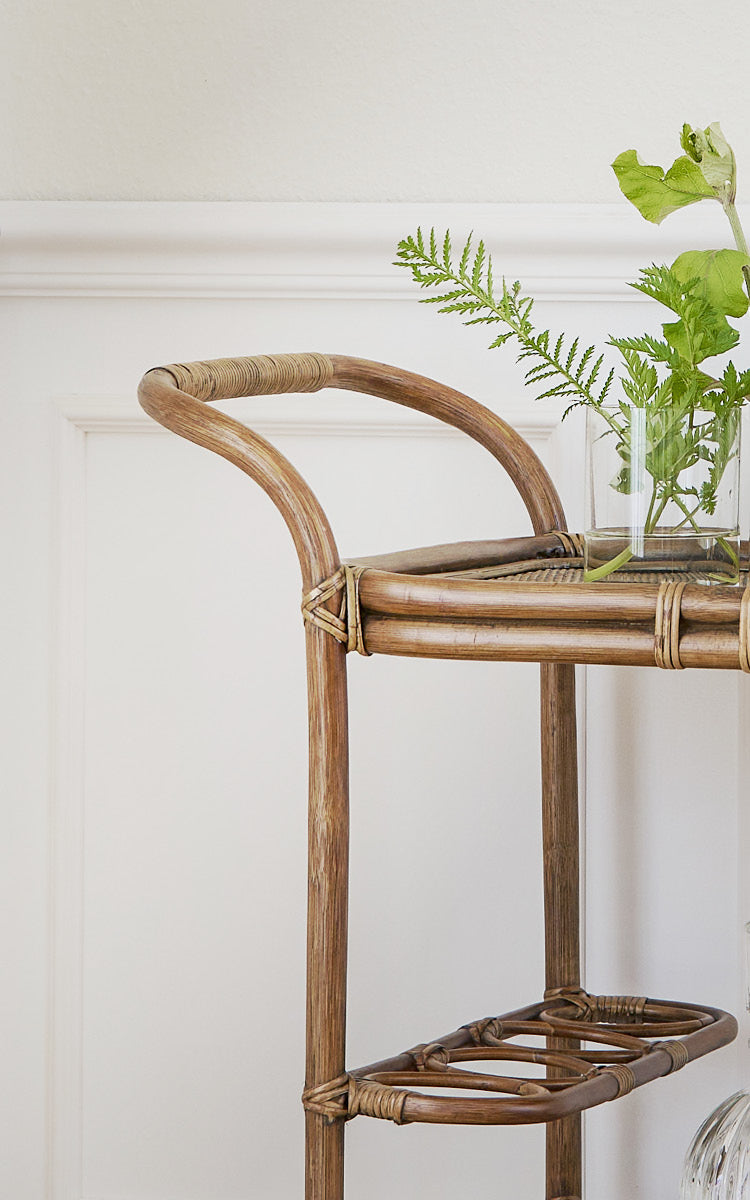 Dies ist ein Nahaufnahmebild von Carlo Trolley in antique Rattan.