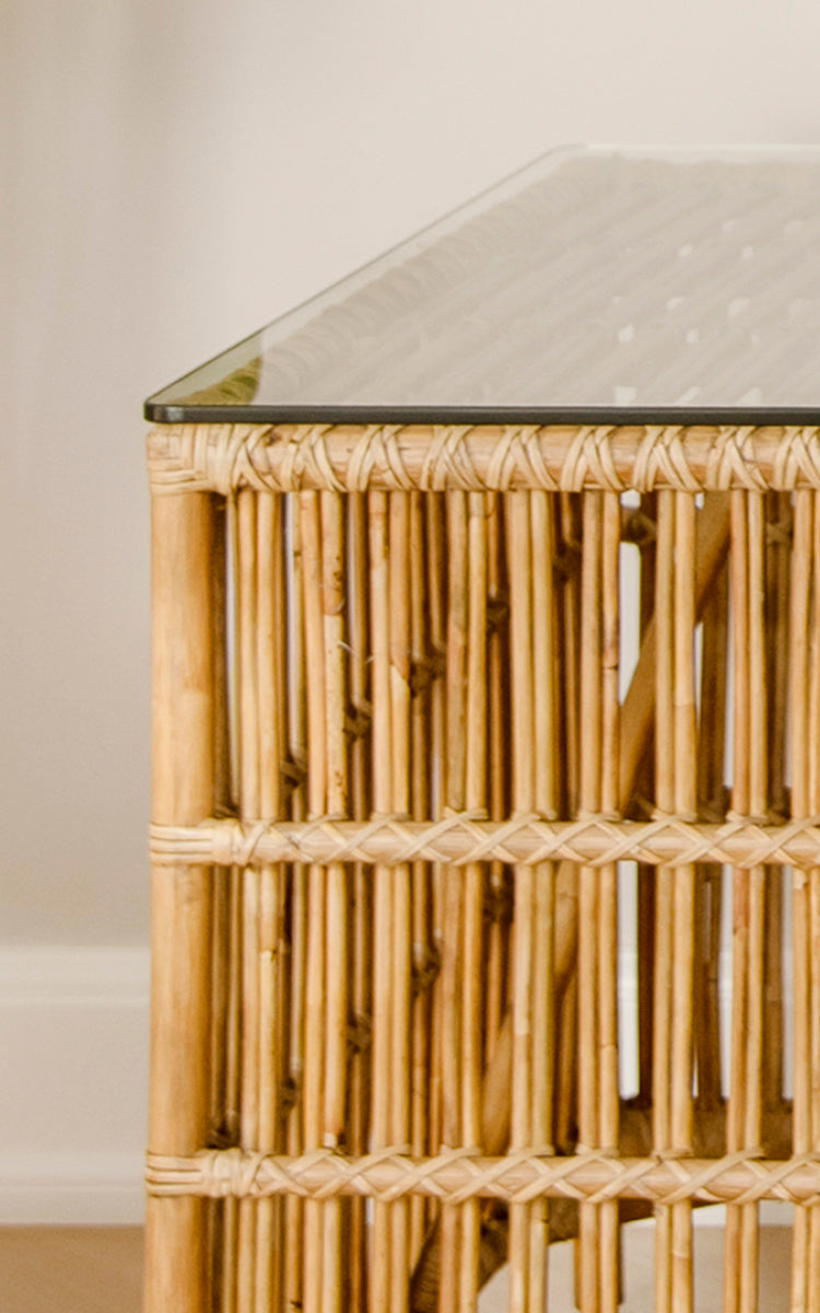 Dies ist ein Nahaufnahmebild von Donatello Beistelltisch in antique rattan.