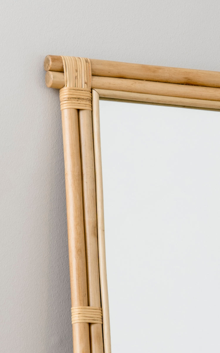 Dies ist ein Nahaufnahmebild von Rasmus Mirror 172 cm in natural rattan. Detail des naturfarbenen Rattanstab-Rahmens und der umwickelten Eckverbindungen.