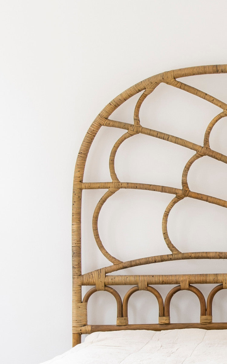 Dies ist ein Nahaufnahmebild von Celia Kopfteil in antique rattan.