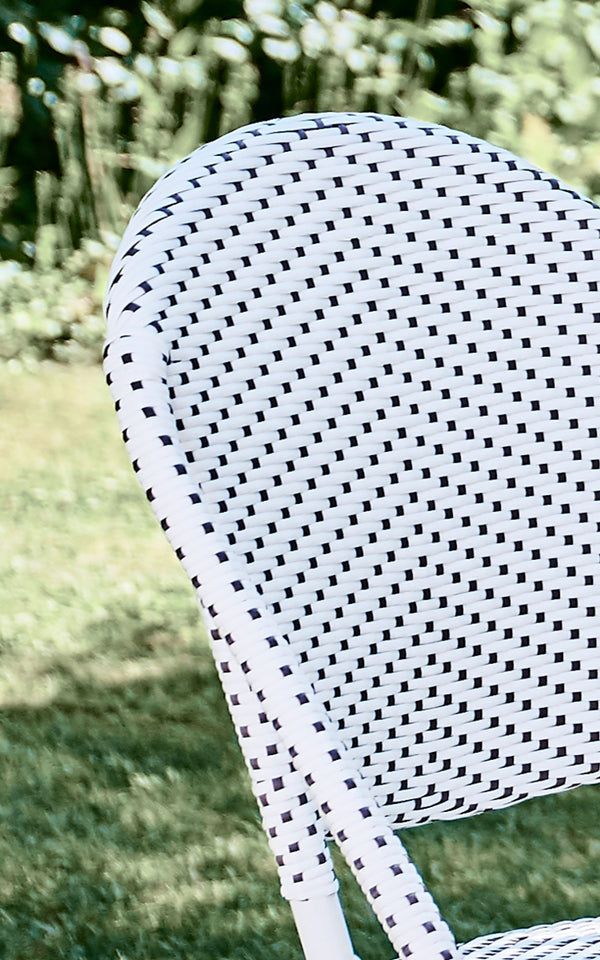 Dies ist ein Nahaufnahmebild von Sofie Außen-Esszimmerstuhl in white aluminium frame white w cappuccino dot artfibre.