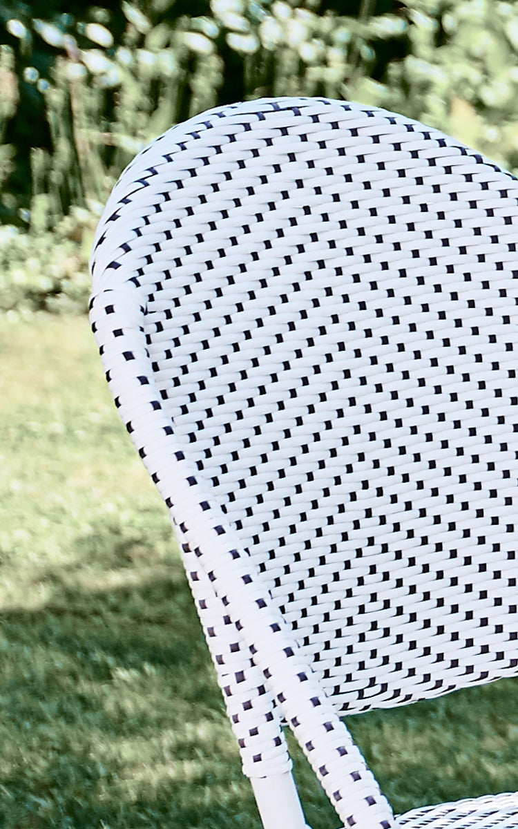 Dies ist ein Nahaufnahmebild von Sofie Außen-Esszimmerstuhl in white aluminium frame white w cappuccino dot artfibre.