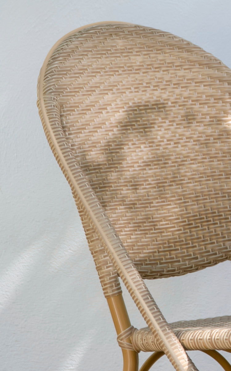 Dies ist ein Nahaufnahmebild von Sofie Exterior Dining Chair i almond aluminium frame natural ArtFibre. Detail des geflochtenen ArtFibre-Sitzes.