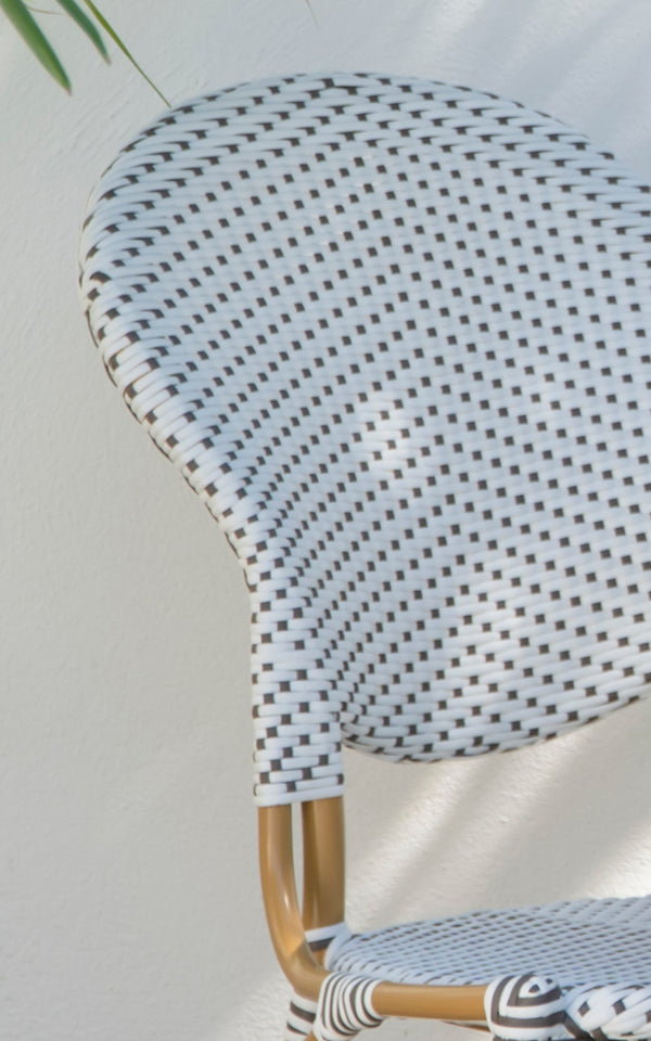 Dies ist ein Nahaufnahmebild von Isabell in almond aluminium frame White w cappuccino dot ArtFibre.