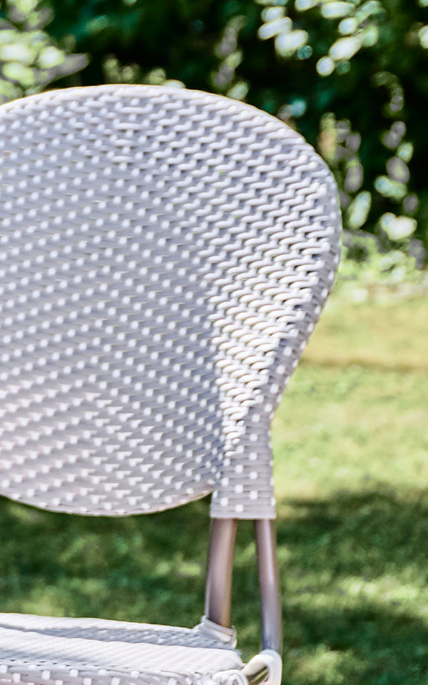 Dies ist ein Nahaufnahmebild von Isabell in taupe aluminium frame Grey w white dot ArtFibre.